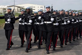 Binh sỹ Anh tham gia một cuộc tổng duyệt diễu binh ở Ipswich ngày 10/5. (Ảnh: AFP/TTXVN)