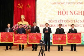 Đồng chí Nguyễn Văn Nên, Bí thư Trung ương Đảng, Chánh Văn phòng Trung ương Đảng trao tặng Cờ thi đua của Văn phòng cho các đơn vị. (Ảnh: Văn Điệp/TTXVN)