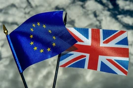 Quốc kỳ Anh (phải) và cờ EU. (Ảnh: AFP/ TTXVN)