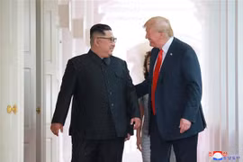 Nhà lãnh đạo Triều Tiên Kim Jong-un (trái) trong cuộc gặp thượng đỉnh với Tổng thống Mỹ Donald Trump tại Singapore ngày 12/6/2018. (Ảnh: EPA/TTXVN)