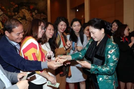 Chủ tịch Quốc hội Nguyễn Thị Kim Ngân chúc Tết cán bộ, công chức, viên chức Văn phòng Quốc hội. (Ảnh: Trọng Đức/TTXVN)