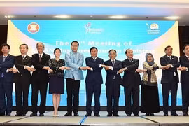 Bộ trưởng Bộ Văn hóa, Thể thao và Du lịch Việt Nam Nguyễn Ngọc Thiện (giữa) chụp ảnh chung với các đại biểu tham dự hội nghị. (Ảnh: TTXVN phát)