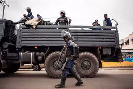 Cảnh sát tuần tra tại Kinshasa, CHDC Congo. (Ảnh: AFP/ TTXVN)