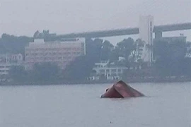 Vị trí tàu bị chìm ngay gần cầu Bãi Cháy. (Ảnh: TTXVN phát)