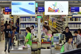 Người dân mua sắm tại một siêu thị ở Seoul, Hàn Quốc. (Ảnh: AFP/TTXVN)