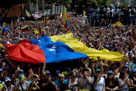 Những người ủng hộ Chủ tịch Quốc hội Venezuela (hiện do phe đối lập kiểm soát) Juan Guaido biểu tình phản đối Chính phủ tại Caracas ngày 23/1/2019. (Ảnh: AFP/TTXVN)