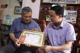 Đại tá Phạm Hồng Sơn (bên trái) nguyên Chỉ huy trưởng Bộ Chỉ huy Quân sự tỉnh Đắk Lắk người từng tham gia chiến dịch giải phóng Campuchia khỏi chế độ diệt chủng. (Ảnh: Phạm Cường/TTXVN)
