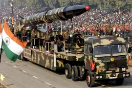 Tên lửa Agni- I được giới thiệu trong lễ duyệt binh nhân kỷ niệm 57 năm Ngày Cộng hòa tại New Delhi, ngày 26/1/2006. (Ảnh: AFP/TTXVN)