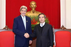 Trưởng ban Kinh tế Trung ương Nguyễn Văn Bình tiếp cựu Ngoại trưởng Hoa Kỳ John Kerry. (Ảnh: Phương Hoa/TTXVN)