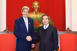 Trưởng ban Kinh tế Trung ương Nguyễn Văn Bình tiếp cựu Ngoại trưởng Hoa Kỳ John Kerry. (Ảnh: Phương Hoa/TTXVN)