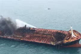Tàu chở dầu Aulac Fortune bốc cháy ngoài khơi Hong Kong, Trung Quốc ngày 8/1/2019. (Ảnh: AFP/ TTXVN)