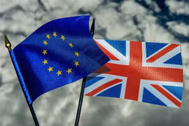 Quốc kỳ Anh (phải) và cờ EU. (Ảnh: AFP/ TTXVN)