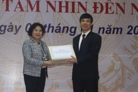 Trao tài liệu quy hoạch khu Kinh tế Nghi Sơn. (Ảnh: Duy Hưng/TTXVN)