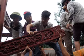 Công nhân tiến hành tháo dỡ công trình. (Ảnh: Nguyễn Sơn/TTXVN)