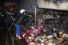 Hiện trường vụ cháy ở chợ đầu mối Đông Hương. (Ảnh: Nguyễn Nam/TTXVN)