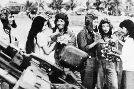 Sáng 2/5/1983, hàng ngàn người dân thủ đô Phnom Penh lưu luyến tiễn đưa cán bộ, chiến sỹ Quân đoàn 4 - Binh đoàn Cửu Long quân tình nguyện Việt Nam hoàn thành nghĩa vụ quốc tế, lên đường về nước. (Ảnh: TTXVN)