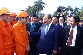 Thủ tướng Nguyễn Xuân Phúc thăm hỏi, động viên, chúc Tết công nhân, người lao động tại cảng Hoàng Diệu. (Ảnh: Thống Nhất/TTXVN)