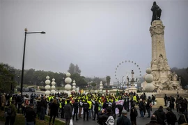 Người biểu tình đòi cắt giảm thuế tại Lisbon, Bồ Đào Nha ngày 21/12/2018. (Ảnh: AFP/ TTXVN)