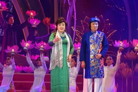 Nghệ sỹ Nhân dân Lệ Thủy và nghệ sỹ Ưu tú Minh Vương biểu diễn tại chương trình. (Ảnh: Gia Thuận/TTXVN)