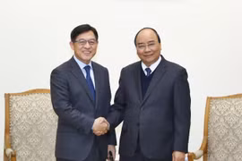 Thủ tướng Nguyễn Xuân Phúc tiếp ông Shim Won Hwan, Chủ tịch kiêm Tổng giám đốc Công ty Điện tử Samsung, Hàn Quốc. (Ảnh: Thống Nhất/TTXVN)