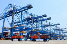Bốc dỡ hàng hóa tại cảng container ở Thanh Đảo, tỉnh Sơn Đông, miền đông Trung Quốc ngày 16/5/2018. (Ảnh: THX/TTXVN)