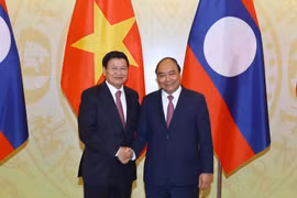Thủ tướng Nguyễn Xuân Phúc và Thủ tướng Lào Thongloun Sisoulith. (Ảnh: Thống Nhất/TTXVN)
