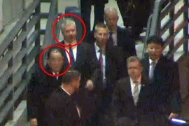 Đại diện đặc biệt của Mỹ về Triều Tiên Stephen Biegun (phải, trong vòng tròn) đón Phó Chủ tịch Ban chấp hành Trung ương Đảng Lao động Triều Tiên Kim Yong-chol (trái, trong vòng tròn) tại sân bay gần Washington, Mỹ ngày 17/1/2019. (Ảnh: YONHAP/TTXVN)