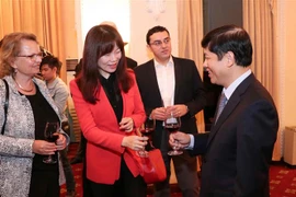 Thứ trưởng Bộ Ngoại giao Nguyễn Quốc Cường chúc mừng đại diện các cơ quan ngoại giao, phóng viên, trợ lý báo chí nước ngoài tại Việt Nam nhân dịp năm mới 2019. (Ảnh: Văn Điệp/TTXVN)