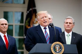 Tổng thống Mỹ Donald Trump (giữa) trong cuộc họp báo tại Nhà Trắng ở Washington, DC, ngày 4/1/2019. (Ảnh: THX/TTXVN)