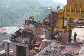 Dây chuyền sơ chế quặng. (Ảnh: Hùng Võ/Vietnam+)