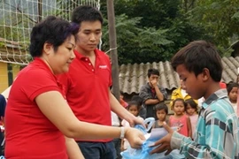 Nhà báo Đoàn Ngọc Thu, Phó Tổng biên tập Báo điện tử VietnamPlus, trao quà cho bà con vùng lũ tỉnh Quảng Bình. (Ảnh: PV/Vietnam+)