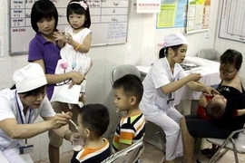 Trẻ em được uống thuốc tẩy giun miễn phí. (Ảnh: TTXVN)