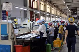 Hoạt động sản xuất tại Công ty TNHH PouYuen Việt Nam. (Ảnh: TTXVN phát)