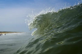 Sóng lớn ở vùng biển ngoài khơi Lege-Cap-Ferret, miền Tây Nam Pháp. (Ảnh: AFP/TTXVN)