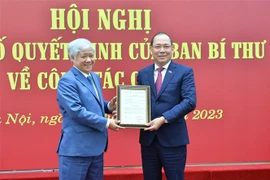 Bí thư Trung ương Đảng, Chủ tịch Ủy ban Trung ương MTTQ Việt Nam Đỗ Văn Chiến trao Quyết định của Ban Bí thư cho đồng chí Hoàng Công Thủy. (Ảnh: Minh Đức/TTXVN)