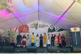 Tiết mục trình diễn áo dài của sinh viên Việt Nam tại Lễ hội. (Ảnh: Đại sứ quán Việt Nam tại Australia)