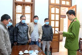 Các bị can nghe đọc Quyết định khởi tố. (Ảnh: Mai Ngoan/TTXVN)