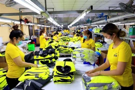 Ngành dệt may đóng vai trò quan trọng trong nỗ lực đưa Việt Nam trở thành một phần lớn hơn trong các chuỗi cung ứng toàn cầu. (Ảnh: Hồng Đạt/TTXVN)