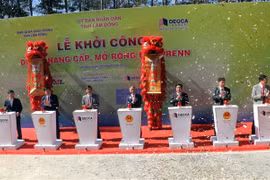 Lãnh đạo tỉnh Lâm Đồng và đại diện các đơn vị quản lý, thi công bấm nút khởi công Dự án. (Ảnh: Quốc Hùng-Nguyễn Dũng/TTXVN)
