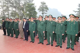 Đại tướng Phan Văn Giang dâng hương tưởng niệm các anh hùng liệt sỹ tại Nghĩa trang Liệt sỹ Trà Lĩnh. (Nguồn: Cổng thông tin Bộ Quốc phòng)