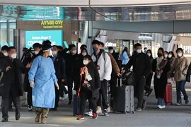 Du khách Trung Quốc được hướng dẫn tới khu vực kiểm dịch COVID-19 tại sân bay quốc tế Incheon, phía Tây Seoul (Hàn Quốc). (Ảnh: YONHAP/TTXVN)