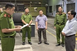 Công an thành phố Đà Nẵng thi hành lệnh bắt tạm giam một số cán bộ tại 3 trung tâm đăng kiểm xe cơ giới trên địa bàn thành phố Đà Nẵng. (Ảnh: TTXVN phát)