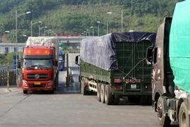 Xe chở hàng làm thủ tục thông quan tại cửa khẩu đường bộ số II Kim Thành. (Ảnh: Quốc Khánh/TTXVN)