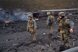 Binh sỹ Ukraine tại khu vực giao tranh với lực lượng Nga ở thủ đô Kiev. (Ảnh: AFP/TTXVN)