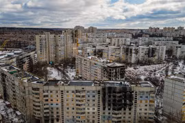 Ukraine bắt đầu triển khai kế hoạch tái thiết. Trong ảnh: Một tòa chung cư bị phá hủy trong xung đột, tại Saltivka thuộc vùng Kharkiv, Ukraine. (Ảnh: AFP/TTXVN)