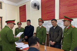 Cơ quan chức năng tỉnh Hà Giang công bố quyết định khởi tố, thi hành lệnh bắt 2 bị can để tạm giam. (Ảnh: TTXVN phát)