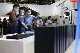 Khách thăm quan gian hàng của Huawei tại Hội chợ Thương mại Dịch vụ Quốc tế Trung Quốc (CIFTIS) 2020 ở Bắc Kinh, Trung Quốc. (Nguồn: Xinhua)