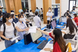 Thí sinh đến nhập học tại trường Đại học Công nghiệp Thực phẩm Thành phố Hồ Chí Minh. (Ảnh: Thu Hoài/TTXVN)