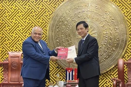 Ông Orlando Hemandez Guillen (trái), Đại sứ Cuba tại Việt Nam, trao tặng quà lưu niệm cho đại diện lãnh đạo tỉnh Quảng Trị. (Ảnh: Thanh Thủy/TTXVN)