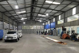 Lực lượng Công an tiến hành khám xét tại Trung tâm đăng kiểm xe cơ giới 29-05V. (Ảnh: TTXVN phát)